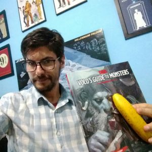 Foto do livro com uma banana para escala